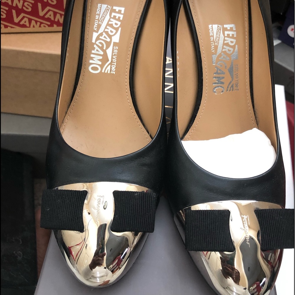 Salvatore ferragamo pump.